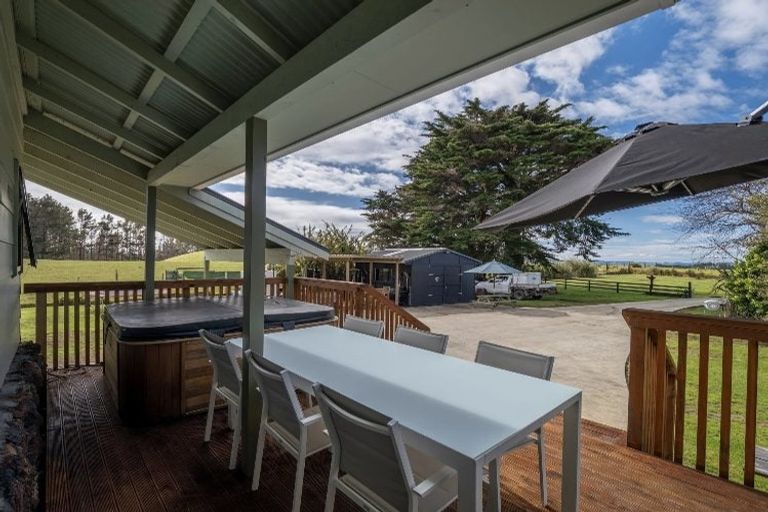 Photo of property in 2656 South Head Road, South Head, Helensville, 0874