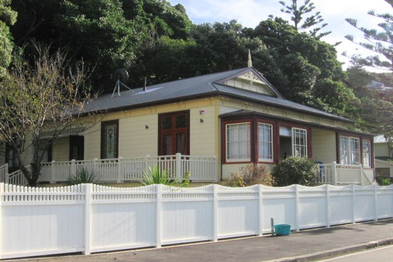 Photo of property in 395 Karaka Bay Road, Karaka Bays, Wellington, 6022