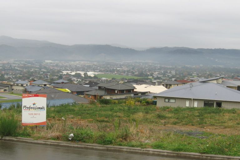 Photo of property in 5 James Nairn Grove, Riverstone Terraces, Upper Hutt, 5018