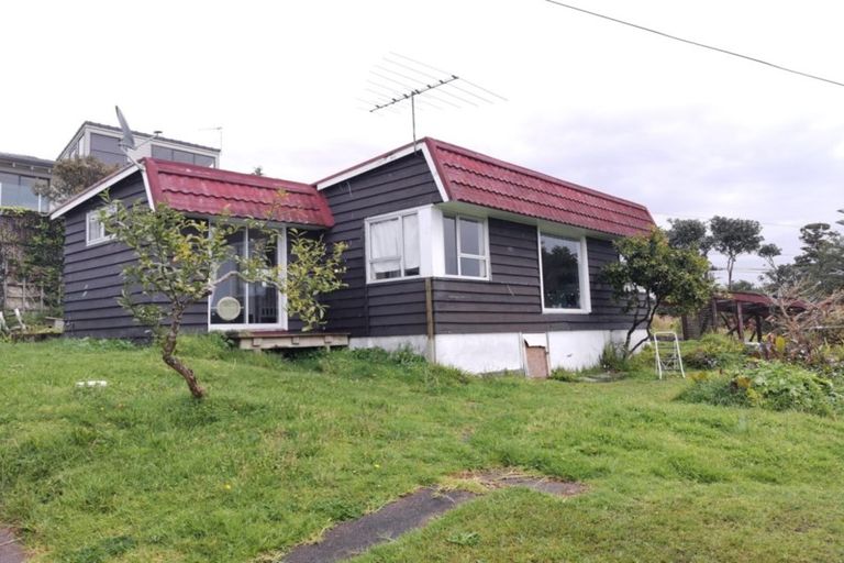 Photo of property in 81 Castor Bay Road, Castor Bay, Auckland, 0620