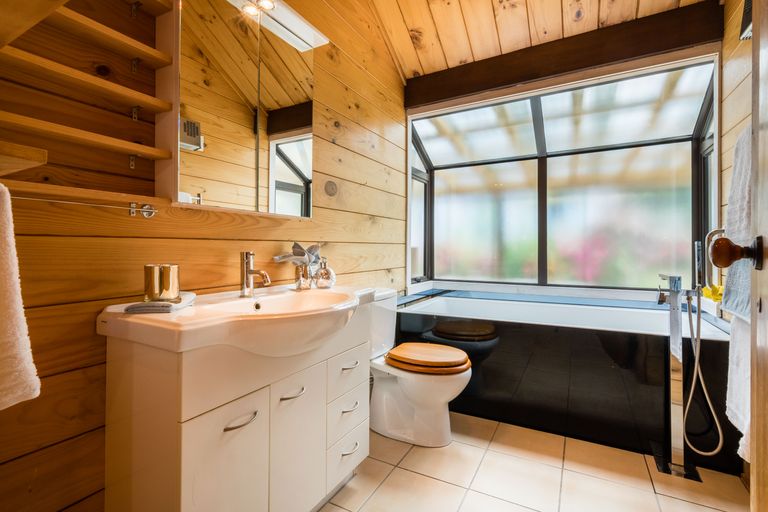 Photo of property in 52 Rauhuia Crescent, Parau, Auckland, 0604