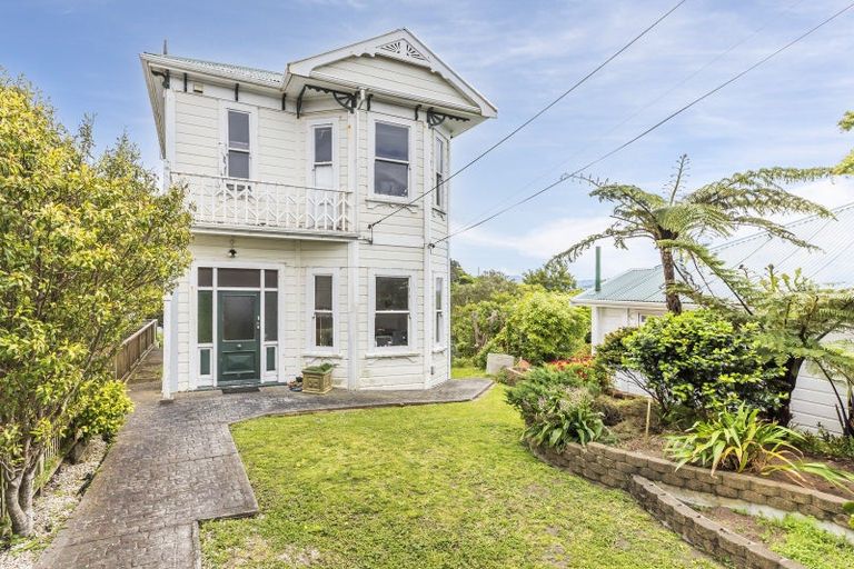 Photo of property in 30 Apuka Street, Brooklyn, Wellington, 6021