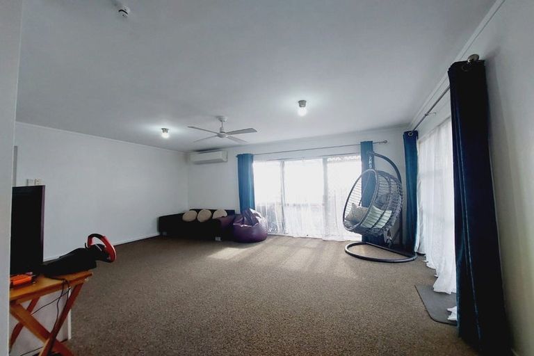 Photo of property in 2/28 Royal Road, Massey, Auckland, 0614