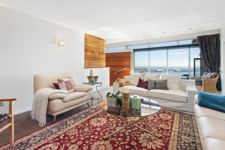 Photo of property in 2 Serenata Lane, Redcliffs, Christchurch, 8081