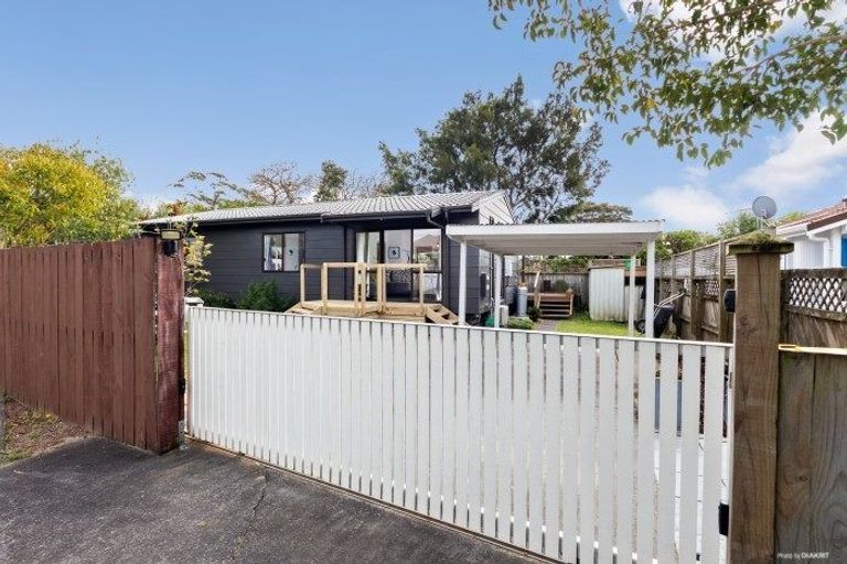 Photo of property in 1/9 Vardon Road, Green Bay, Auckland, 0604