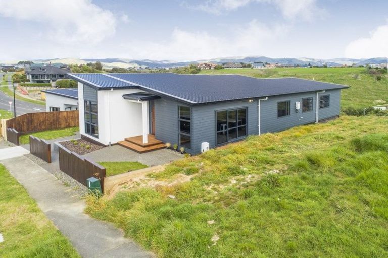 Photo of property in 3 Vaucluse Heights, Fitzherbert, Palmerston North, 4410