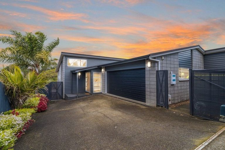 Photo of property in 94 Lake Panorama Drive, Henderson Valley, Auckland, 0612