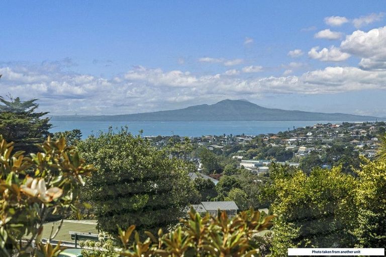 Photo of property in 5/143 Carlisle Road, Northcross, Auckland, 0632