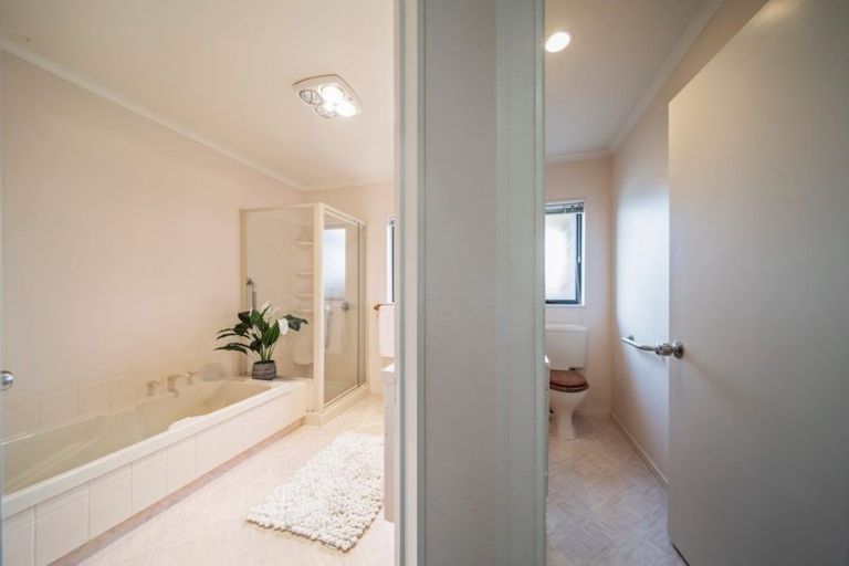 Photo of property in 2 Taylor Place, Merrilands, New Plymouth, 4312