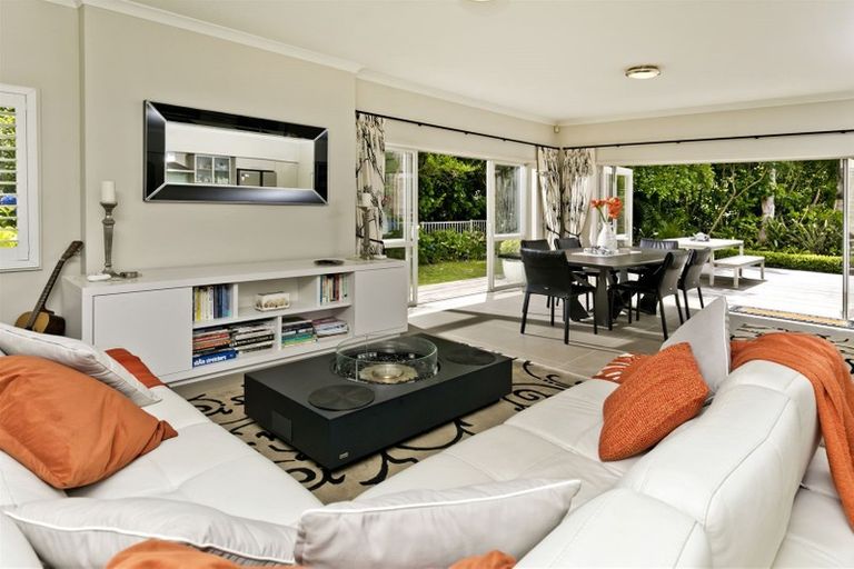 Photo of property in 6 Puriri Boulevard, Orewa, 0931