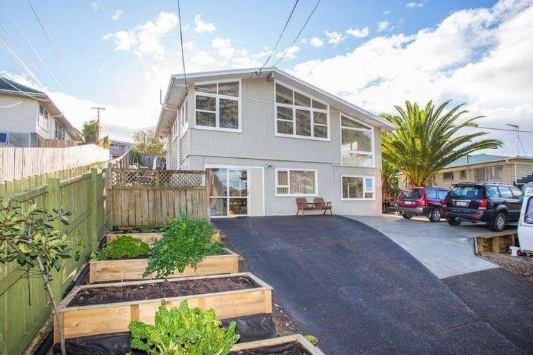 Photo of property in 50 Hogans Road, Glenfield, Auckland, 0629