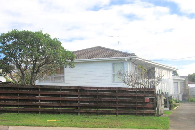 Photo of property in 23 Waimumu Road, Massey, Auckland, 0614