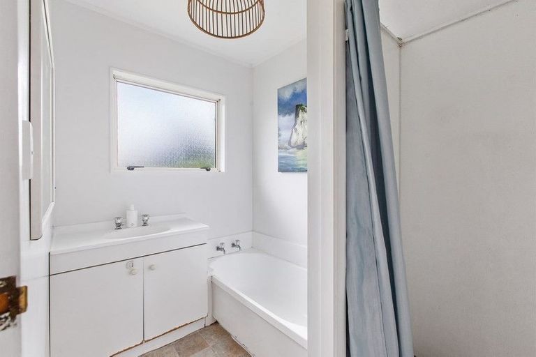 Photo of property in 2/14 Graham Road, Conifer Grove, Takanini, 2112