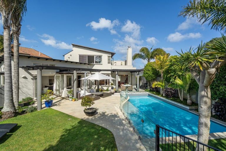 Photo of property in 2/2 Clifton Road, Hauraki, Auckland, 0622