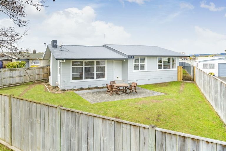 Photo of property in 77 Apollo Parade, Milson, Palmerston North, 4414