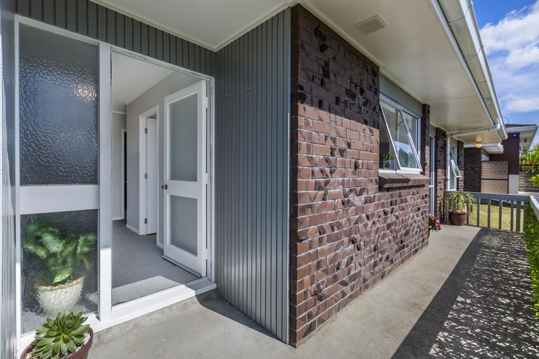 Photo of property in 1/12 Lydford Place, Glendene, Auckland, 0602