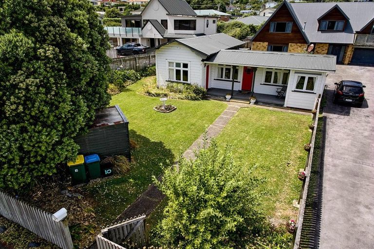 Photo of property in 10 Lambley Road, Titahi Bay, Porirua, 5022