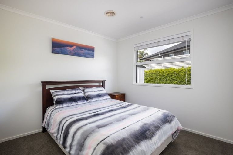 Photo of property in 1 Oakmont Crescent, Waiwhakaiho, New Plymouth, 4312