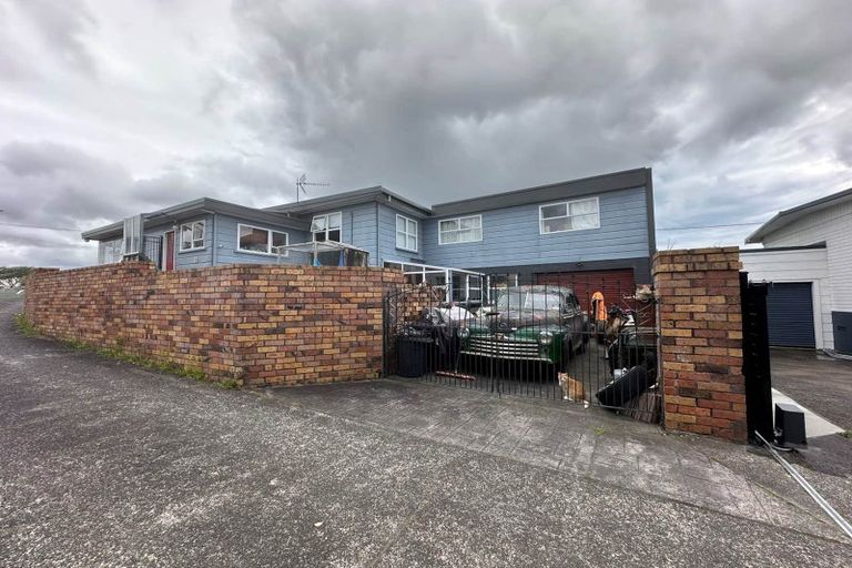 Photo of property in 3 Hillary Heights Avenue, Glendene, Auckland, 0602