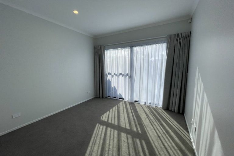 Photo of property in 18 Koreke Close, Kenepuru, Porirua, 5022
