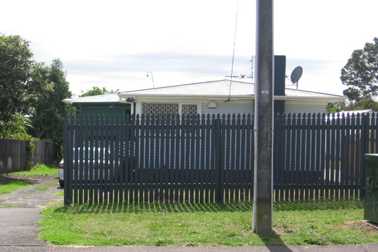 Photo of property in 2 Daphne Street, Kelston, Auckland, 0602