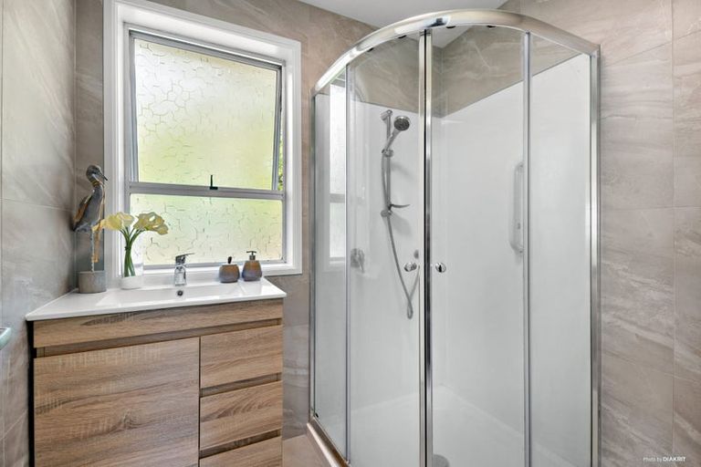 Photo of property in 2/7 Malters Place, Browns Bay, Auckland, 0630