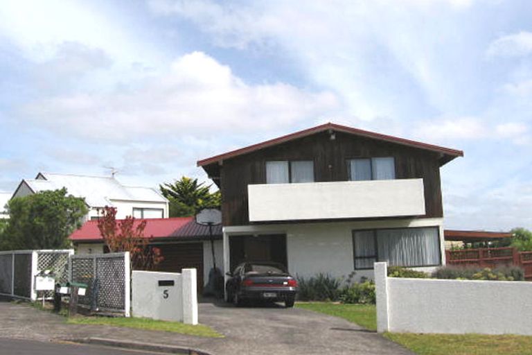 Photo of property in 5 Delisle Place, Windsor Park, Auckland, 0632