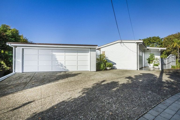 Photo of property in 97b Braemar Road, Castor Bay, Auckland, 0620
