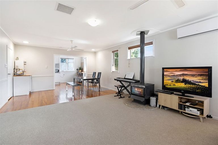 Photo of property in 129 View Road, Sunnyvale, Auckland, 0612