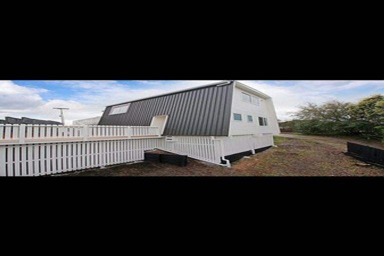 Photo of property in 1/18 Edgerton Road, Te Atatu Peninsula, Auckland, 0610