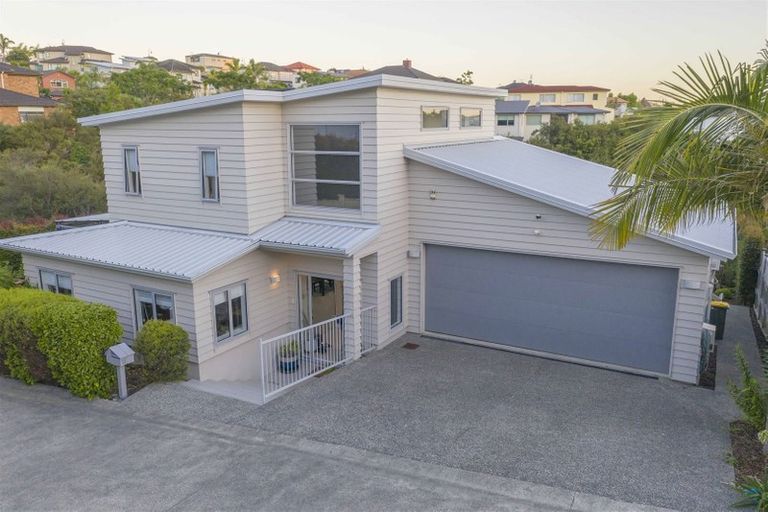 Photo of property in 13 Bintulu Place, Fairview Heights, Auckland, 0632