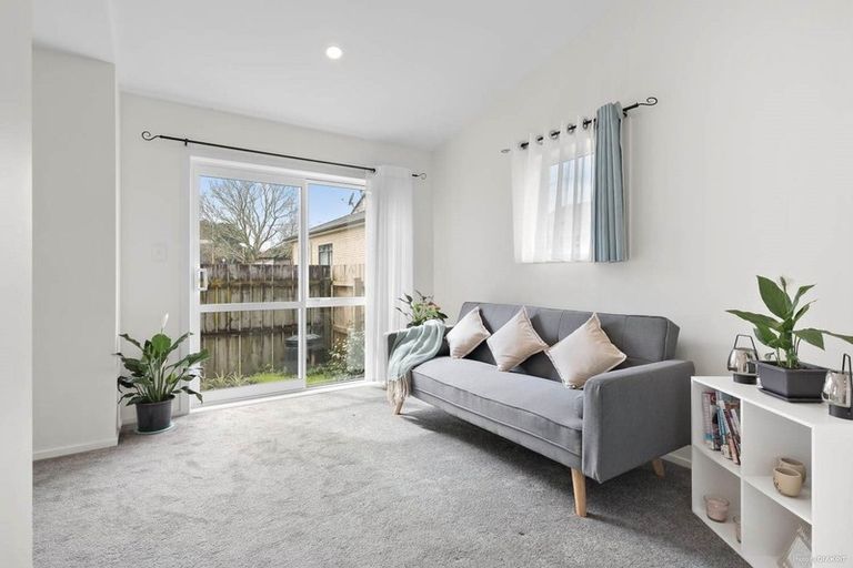 Photo of property in 7/30 John Jennings Drive, Oteha, Auckland, 0632