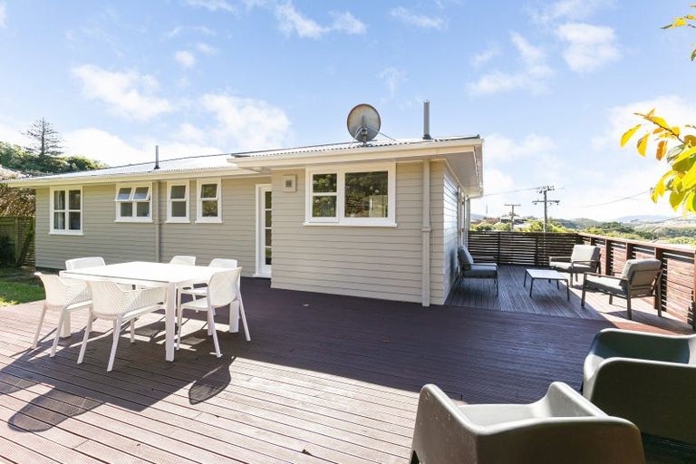 Photo of property in 15 Kahikatea Grove, Paparangi, Wellington, 6037