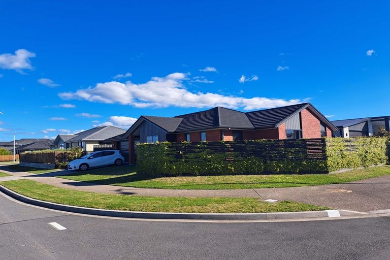 Photo of property in 28 Raynor Crescent, Pyes Pa, Tauranga, 3112