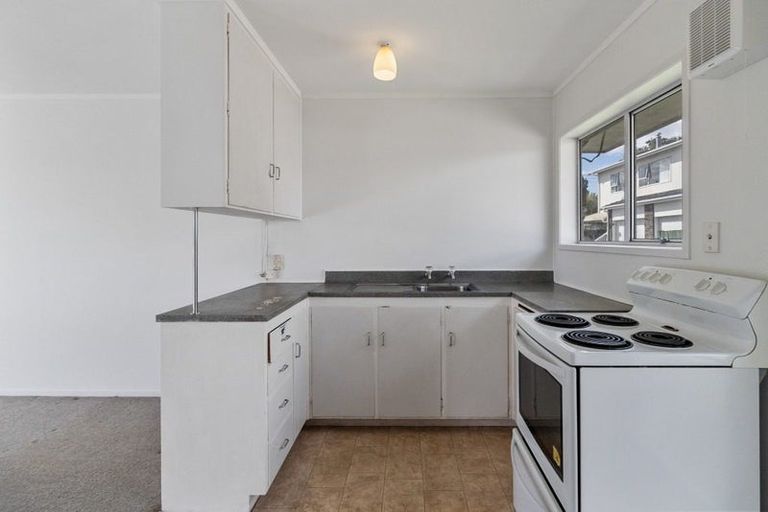 Photo of property in 2/92 Lynwood Road, New Lynn, Auckland, 0600