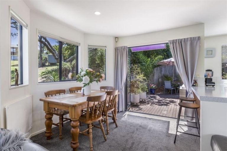 Photo of property in 18 Carento Way, Stanmore Bay, Whangaparaoa, 0932