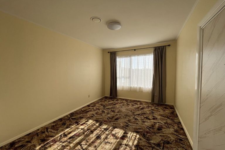 Photo of property in 8 Warrington Grove, Newlands, Wellington, 6037