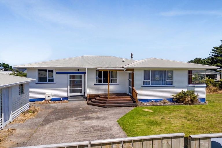 Photo of property in 32 Dieffenbach Street, Opunake, 4616