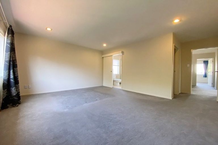 Photo of property in 11 Lakeridge Close, Northcross, Auckland, 0632