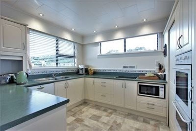 Photo of property in 2 Bancroft Terrace, Newlands, Wellington, 6037