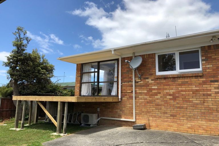 Photo of property in 2/13 Dakota Avenue, Beach Haven, Auckland, 0626