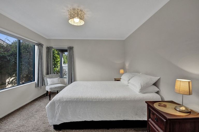 Photo of property in 2 Kawaroa Close, New Plymouth, 4310