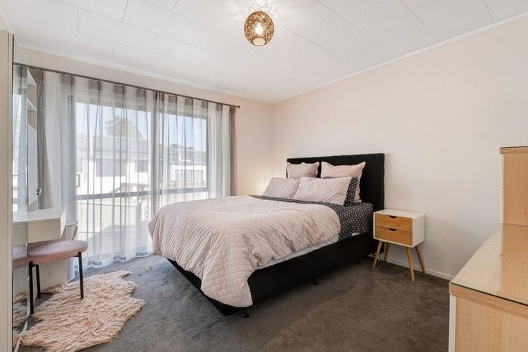 Photo of property in 2/8 Sevilla Place, Unsworth Heights, Auckland, 0632