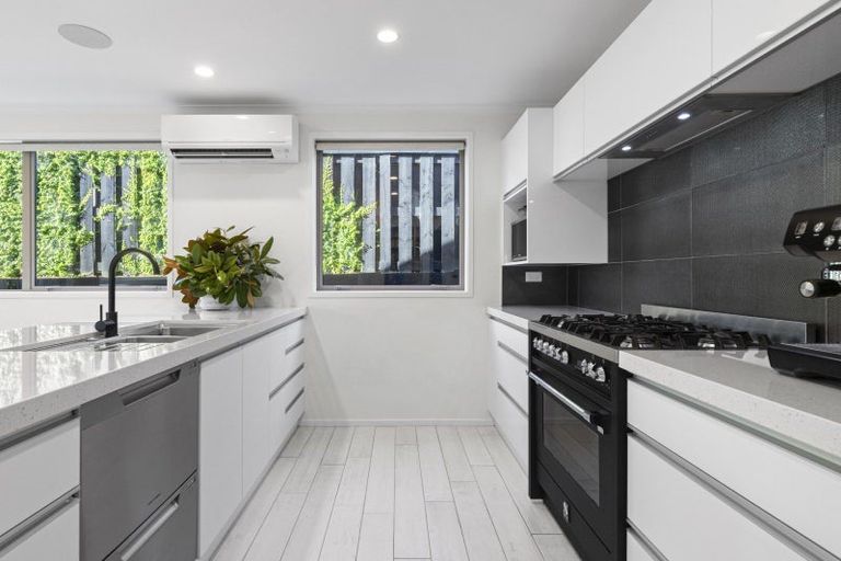 Photo of property in 14 Stockyard Crescent, Pukekohe, 2120