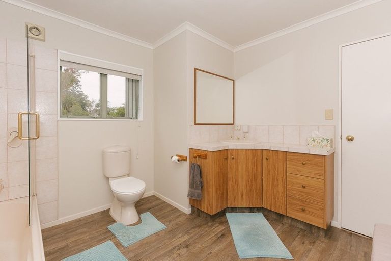Photo of property in 8a Williams Terrace, Fitzherbert, Palmerston North, 4410