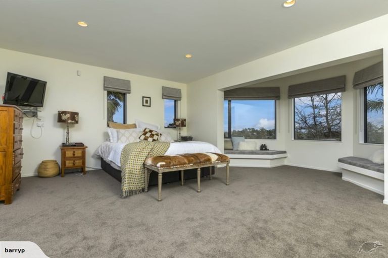 Photo of property in 28 Oakford Park Crescent, Greenhithe, Auckland, 0632