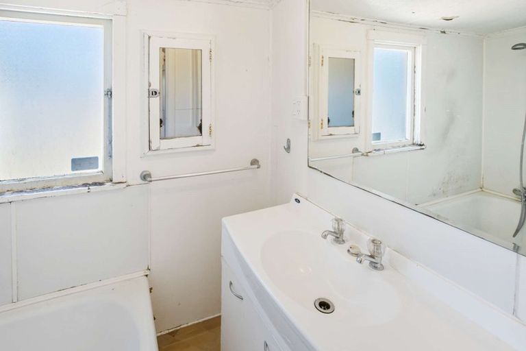 Photo of property in 1 Manuka Street, Castlecliff, Whanganui, 4501