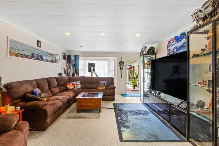 Photo of property in 20 Edgewater Grove, Orewa, 0931