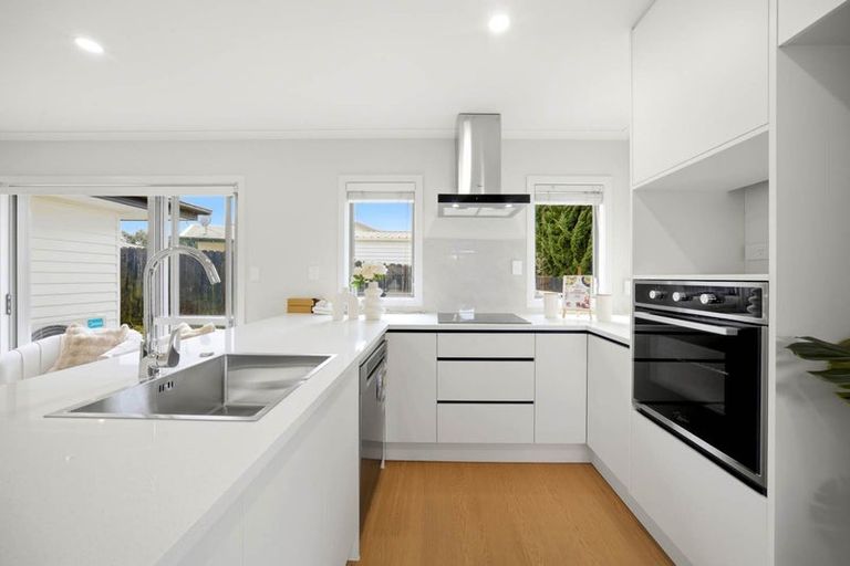 Photo of property in 12 Quincey Place, Massey, Auckland, 0614