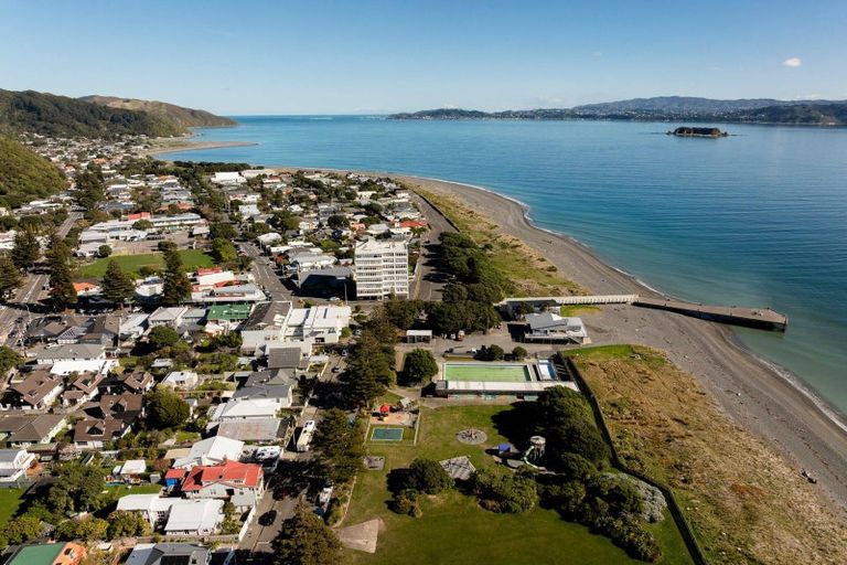 Photo of property in 73 Marine Parade, Eastbourne, Lower Hutt, 5013